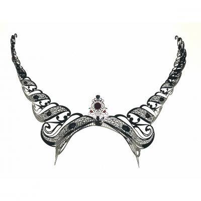 黑色的头带,与鹿角