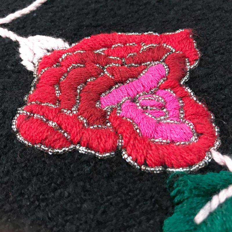 Châle noir broderie bouquet de fleurs Châle noir broderie bouquet de fleurs