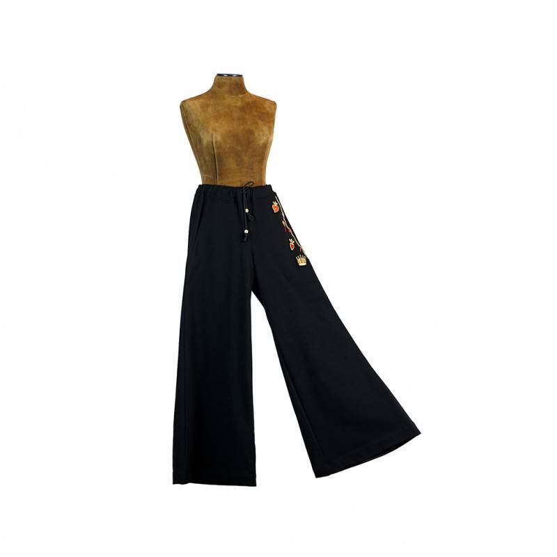 Pantalons larges sur fond décor charmes Pantalons larges sur fond décor charmes