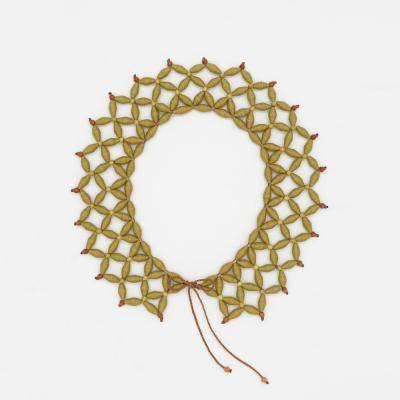 Иконический воротник...