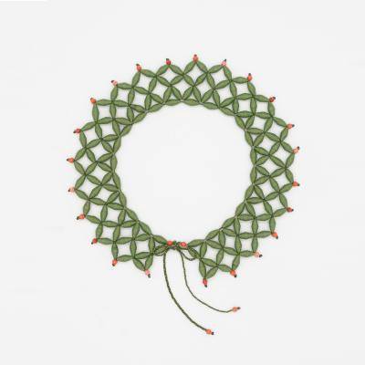 Иконический воротник...