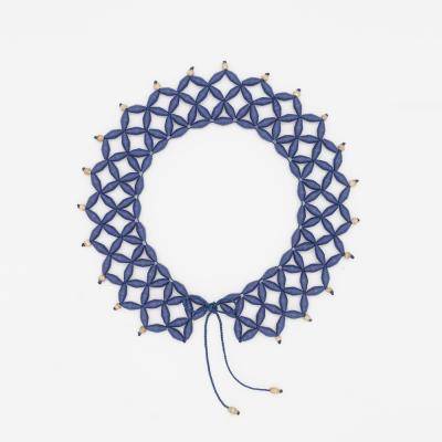 Иконический воротник...