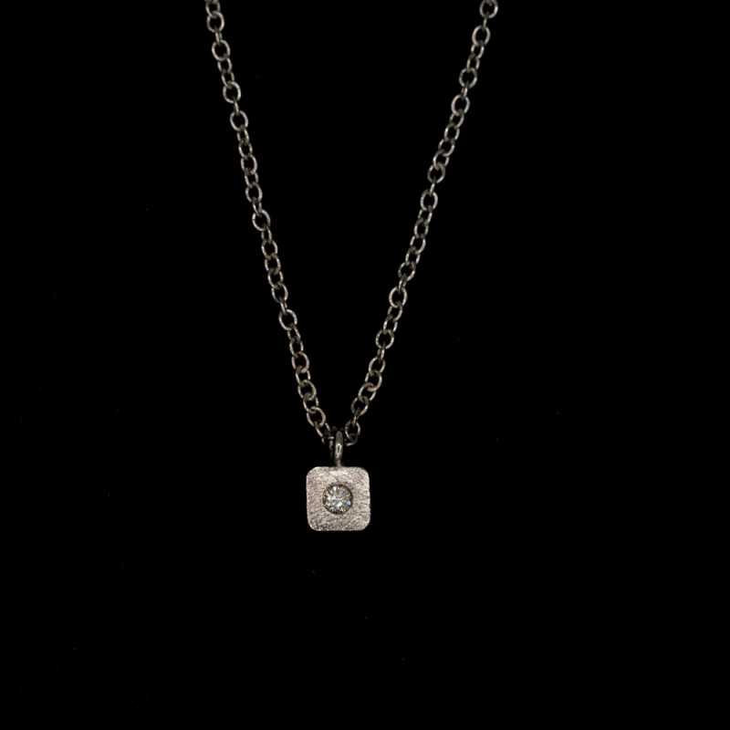Collana in argento con diamante naturale castone satinato Collana in argento con diamante naturale castone satinato