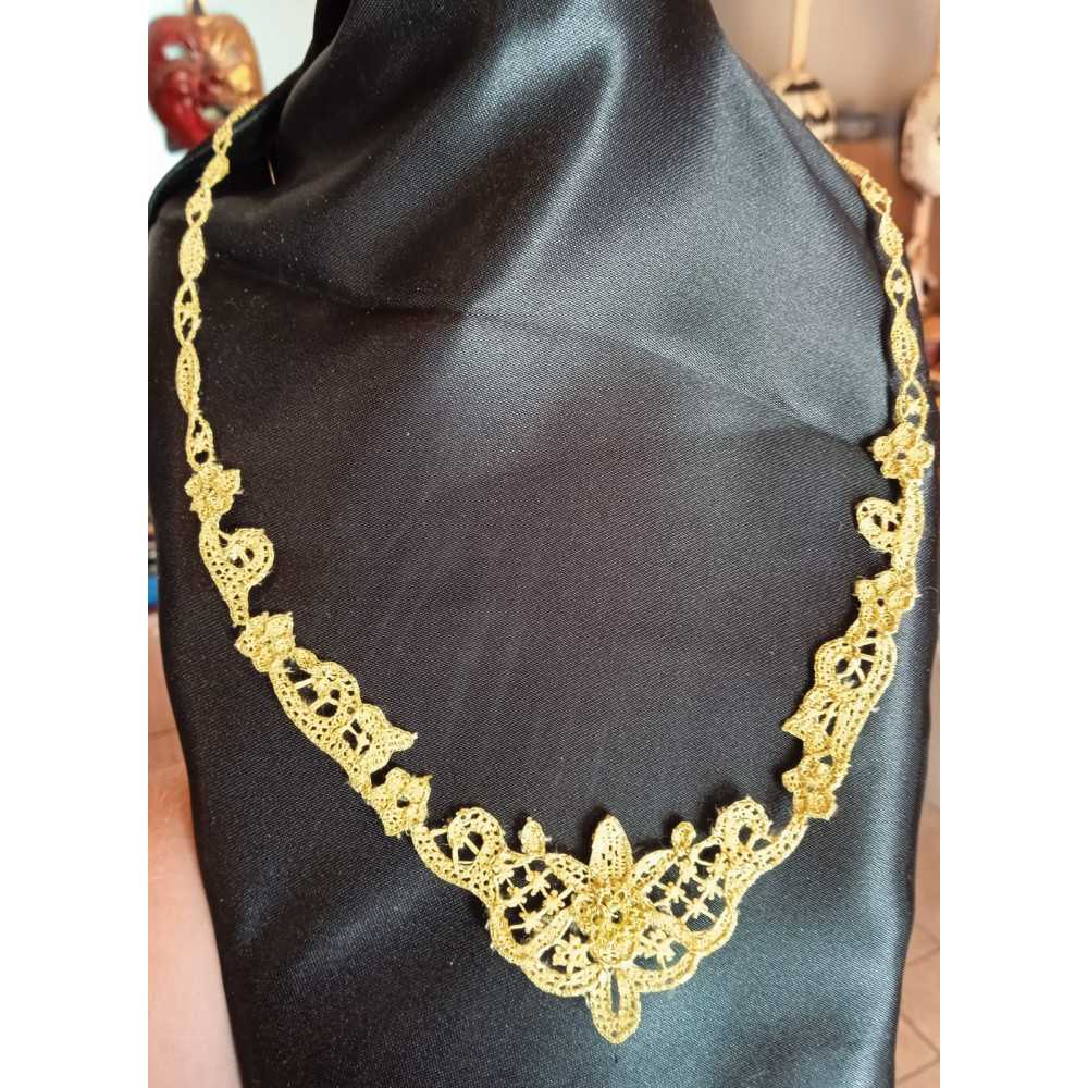 Collier en dentelle à...