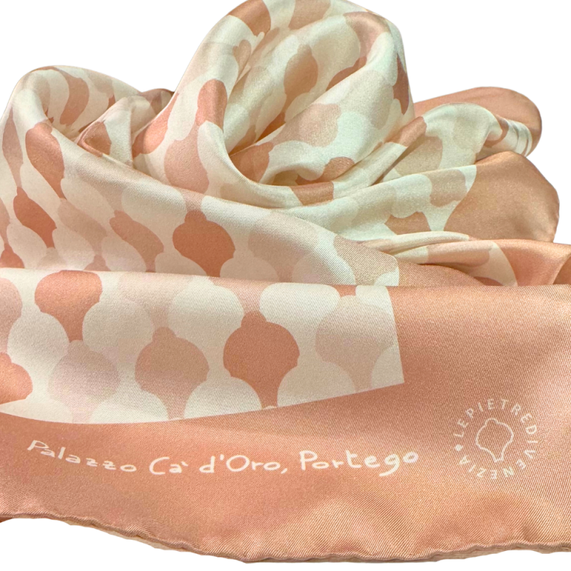 Foulard in twill di seta con motivo... Foulard in twill di seta con motivo...
