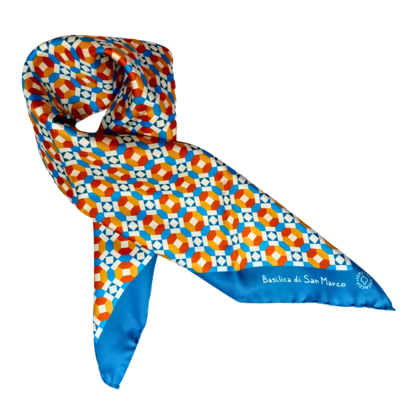 Echarpe en sergé de soie avec motif... Echarpe en sergé de soie avec motif...