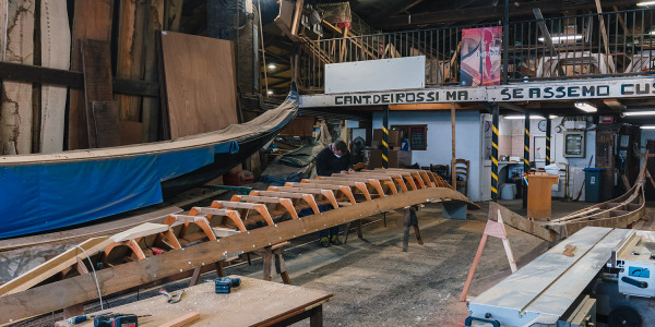 L'eleganza intramontabile della gondola: Un testamento della maestria artigianale veneziana